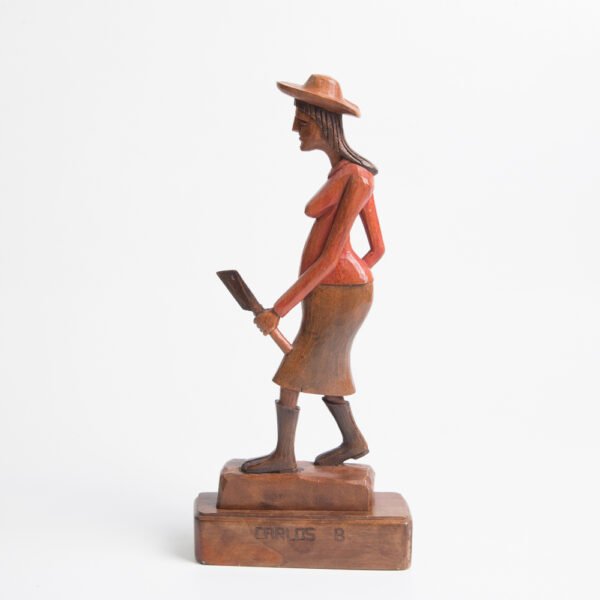 Escultura em Madeira Representando Trabalhadora - Imagem 7