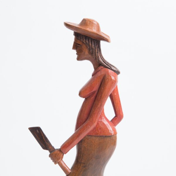 Escultura em Madeira Representando Trabalhadora - Imagem 3