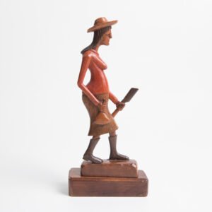 Escultura em Madeira Representando Trabalhadora