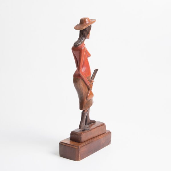 Escultura em Madeira Representando Trabalhadora - Imagem 6