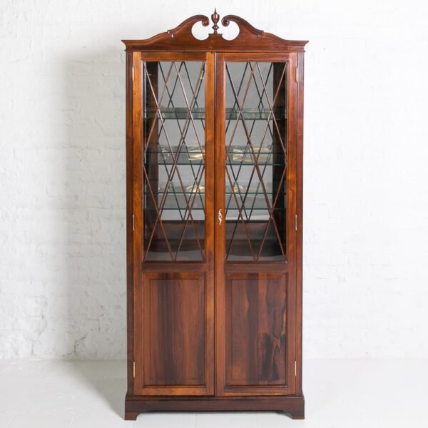 Vitrine ao estilo inglês em Jacarandá